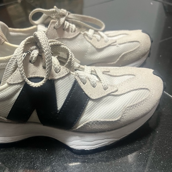 New Balance White & Navy - Picture 1 of 4